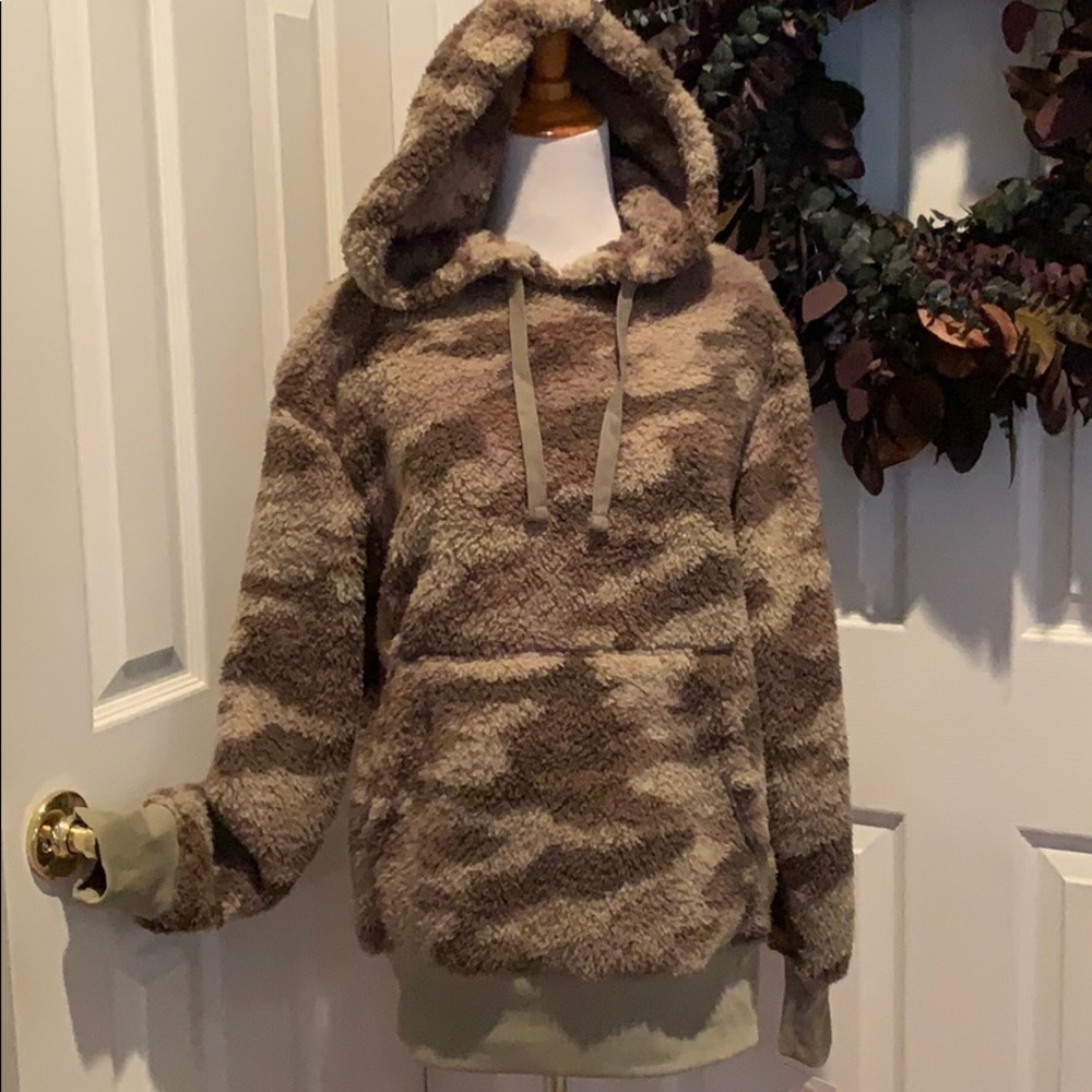 SO cozy softest Sherpa, camo, XS runs kinda big